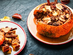 Пълнена тиква със сушени плодове, ядки и мед - снимка на рецептата